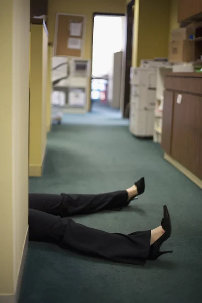 Γυναικεία Πόδια Στο Γραφείο — Φωτογραφία Αρχείου