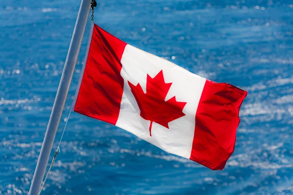 Bandera Canadiense Ferry Passage British Columbia Canadá —  Fotos de Stock