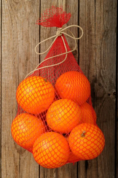 Bolsa Naranjas Colgando Pared Plano Estudio —  Fotos de Stock