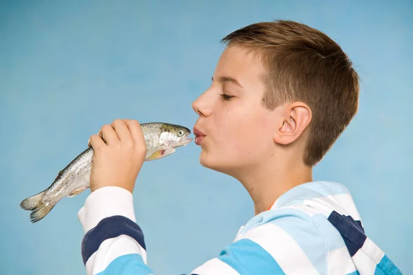 Chłopiec Całujący Ryby Zbliżenie — Zdjęcie stockowe