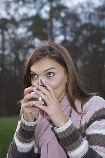 Bir Fincan Kahve Içen Kadın — Stok fotoğraf