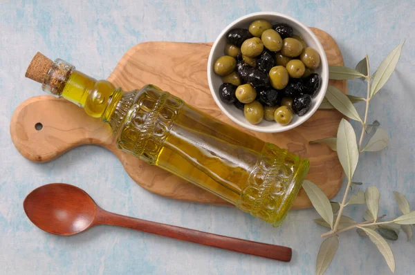 Overhead View Bowl Olives Bottle Olive Oil Cutting Board Wood — Stockfoto