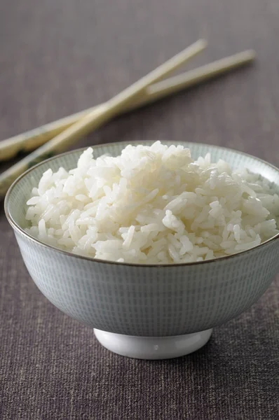 Nahaufnahme Einer Schüssel Reis Mit Essstäbchen Auf Grauem Hintergrund Studioaufnahme — Stockfoto