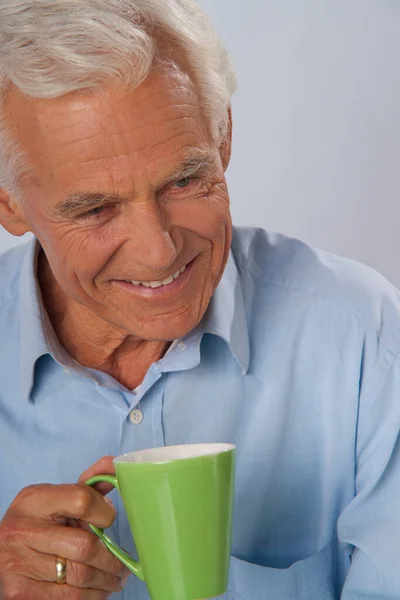 Starszy Pan Pije Kawę — Zdjęcie stockowe
