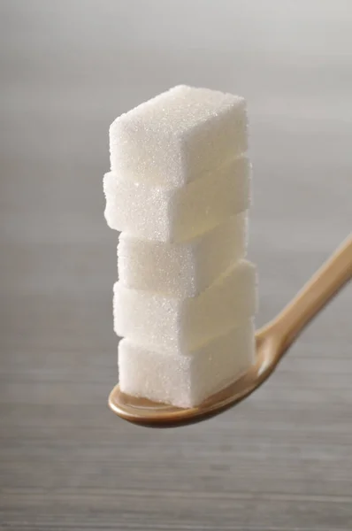 Kaşık Üzerindeki Şeker Küplerinin Yakın Plan Görüntüsü — Stok fotoğraf