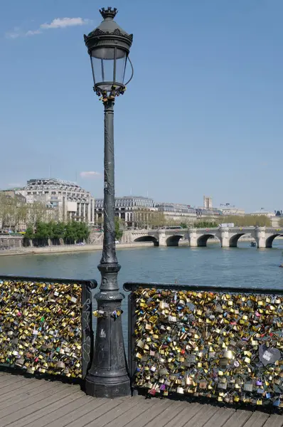 Lampy Uliczne Zamki Miłosne Pont Des Arts Paryż Francja — Zdjęcie stockowe