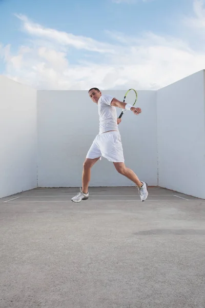 年轻人打网球 — 图库照片