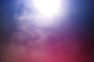 Kırmızı mor ve beyaz ışıkların bulanık ve soyut arkaplanı.