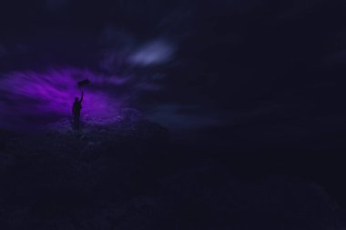 Siyah sisli arka planda mor şapkalı ve süpürgeli bir cadı silueti. Cadılar Bayramı konsepti. Boşluğu kopyala