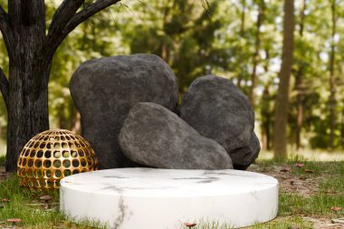Bahçedeki yuvarlak taş ve beyaz mermer masa.