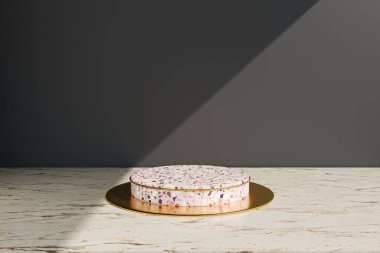 Gri arka planda beyaz bir tabakta kremalı lezzetli bir pasta..
