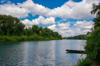 Martly 'deki Tisza Nehri' nde galeri ormanı var.