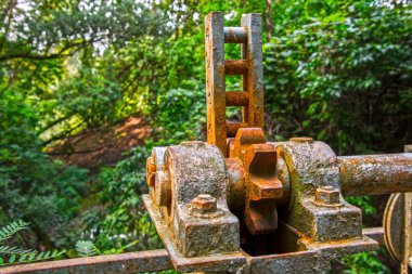 Martly 'deki eski paslı baraj teçhizatı, Tisza nehrinin yanında.