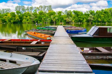 Eylül 'de Tisza' nın durgun sularında ahşap iskele
