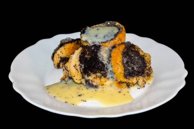 Vanilyalı Macar haşhaşlı ekmek pudingi.