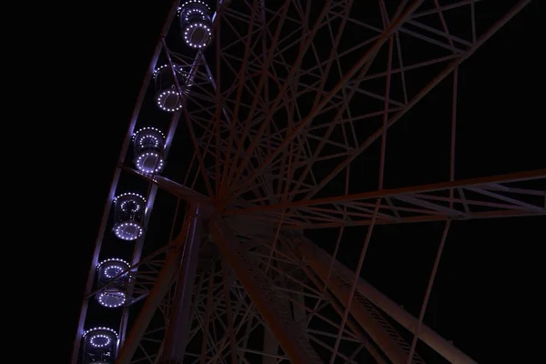 2022年にセゲドのドム広場でのアドベントの夜の観覧車 — ストック写真