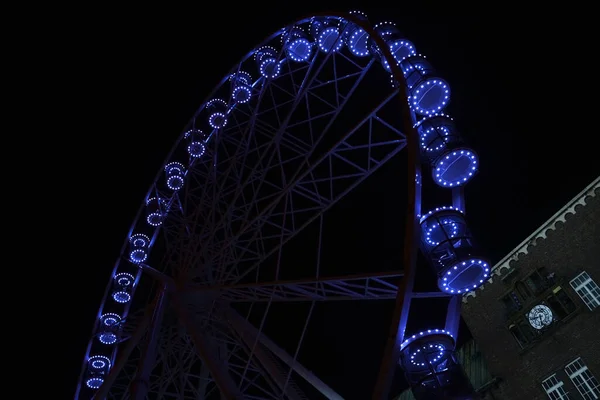 2022年にセゲドのドム広場でのアドベントの夜の観覧車 — ストック写真