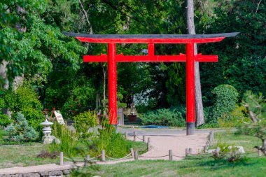 Kırmızı Japon kapısı, botanik bahçesinde torii.