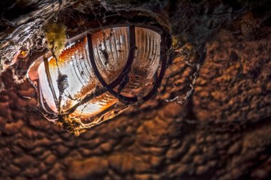 Karanlıkta eski maden lambası yanıyor.