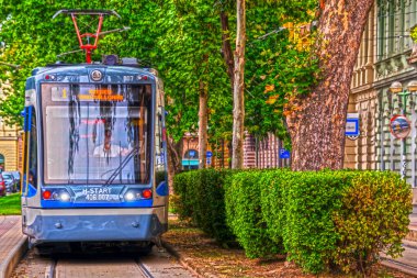 SZEGED, HUNGARY 30 HAZİRAN. 2022: Szeged kentinde tramvay treni
