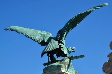 Buda Kalesi 'ndeki Habsburg Kapısı' nda Turul kuş heykeli
