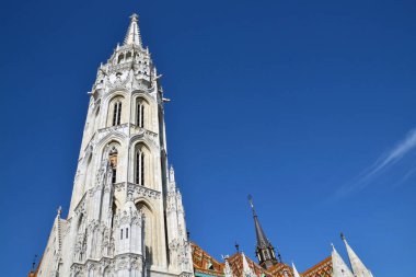 Buda Kalesi bölgesindeki Matthias Kilisesi 'nin kulesi.