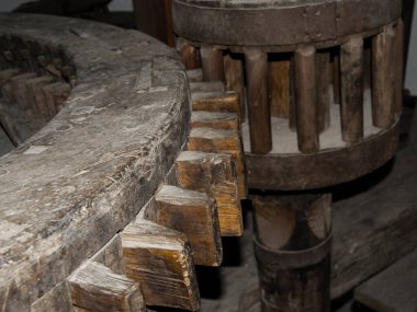 Güney Macaristan Kiskundorozsma 'daki rüzgar değirmeninde ahşap dişli tekerleği