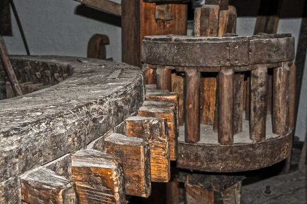 Güney Macaristan Kiskundorozsma 'daki rüzgar değirmeninde ahşap dişli tekerleği