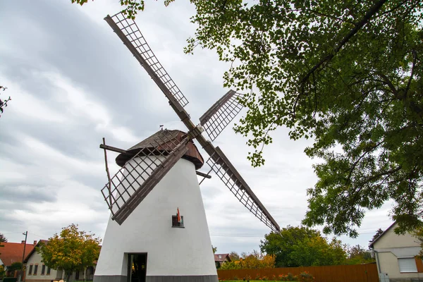 Güney Macaristan 'da Kiskundorozsma' da rüzgar değirmeni