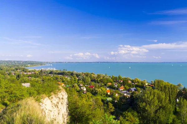 从匈牙利巴拉特肯尼斯的Soos山俯瞰巴拉顿湖 — 图库照片