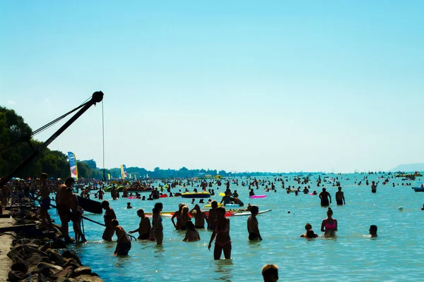 Siofok Hungary Июля 2016 Огромная Толпа Золотом Пляже Озера Шиофок — стоковое фото