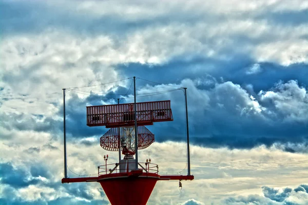 Felhők Egy Lokátor Felett Ferihegyi Repülőtéren Budapesten — Stock Fotó