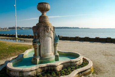 Sırbistan 'ın Palic gölünün plajındaki Çeşme, kışın