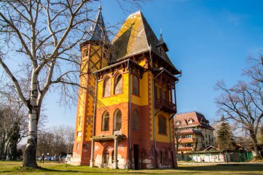 PALIC, SERBIA - 3 Mart 2023: Sırbistan 'ın Palic gölünün sahilindeki terk edilmiş ev