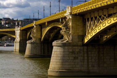 Budapeşte 'nin merkezindeki Elizabeth (Erzsebet) Köprüsü