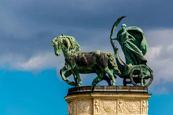 布达佩斯中心英雄广场的雕塑品 — 图库照片