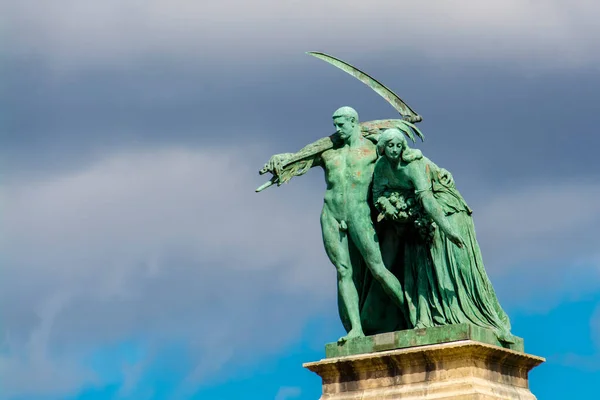 布达佩斯中心英雄广场的雕塑品 — 图库照片