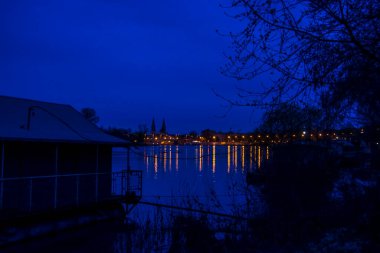 Geceleri Szeged 'deki Tisza nehrindeki tekne.