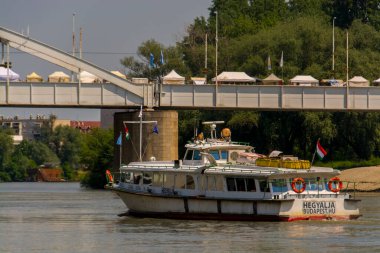 SZEGED, HUNGARY - 21 Mayıs. 2023: Szeged 'deki Tisza nehrinde gemi turu