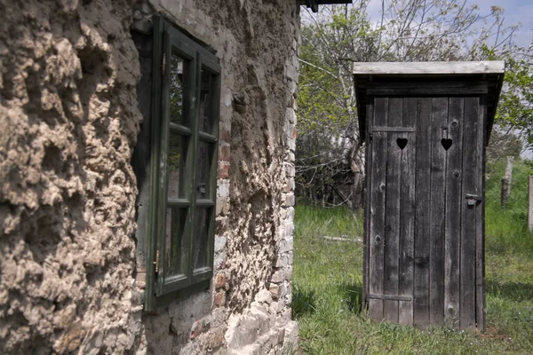 Oud Huis Een Wijngaard Monor Hongarije Met Houten Buiten Toilet — Stockfoto