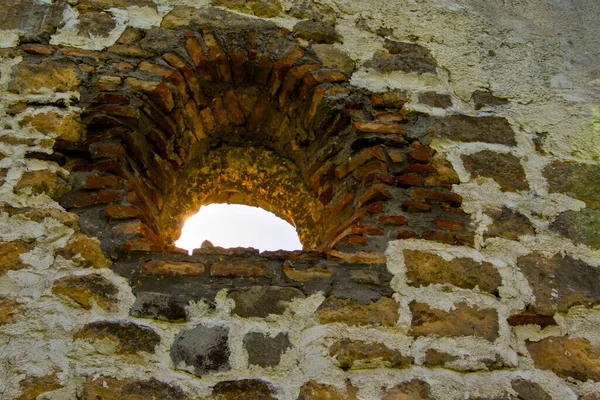 Windon Muru Zniszczonego Średniowiecznego Kościoła Potharaszti — Zdjęcie stockowe