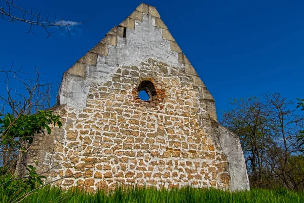 ポタラスティの破壊された中世の教会の遺跡 — ストック写真