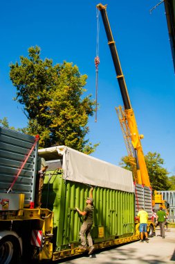 SZEGED, HUNGARY - 7 Eylül. 2023: Szeged Zoo, Budapeşte Hayvanat Bahçesi 'nden Asya fili Arun' u karşılıyor