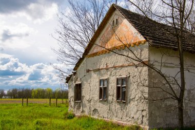 Güney Macaristan 'da Morahalom yakınlarında harap olmuş eski bir çiftlik.