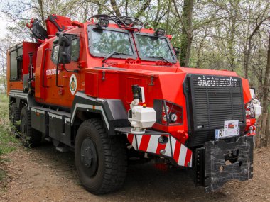 Macar Komondor RDO 4336 MPV itfaiye aracı bir ormanda