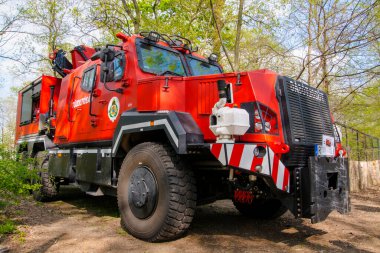 Macar Komondor RDO 4336 MPV itfaiye aracı bir ormanda