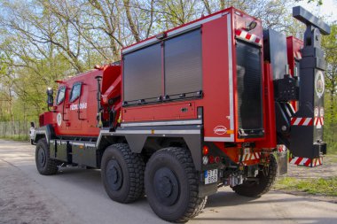 Macar Komondor RDO 4336 MPV itfaiye aracı bir ormanda