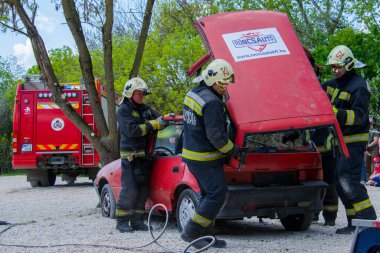 SZEGED, HUNGARY - 23 NİSAN. 2023: Szeged Hayvanat Bahçesi 'nde İtfaiyeciler ve Polis