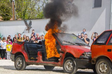 SZEGED, HUNGARY - 23 NİSAN. 2023: Szeged Hayvanat Bahçesi 'nde İtfaiyeciler ve Polis