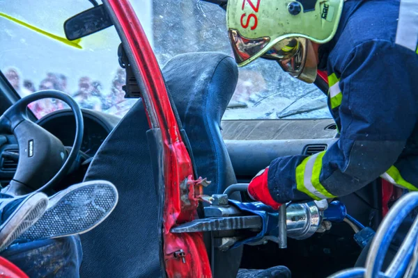 İtfaiyeciler, Szeged Hayvanat Bahçesi Polis ve İtfaiye Teşkilatı 'nda bir gösteride bozuk bir araba açtılar.